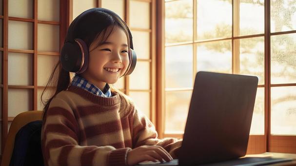笑顔でパソコン学習中の子供 笑顔でパソコン学習中の子供の写真