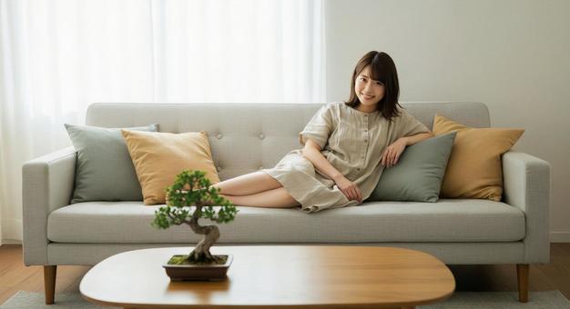 部屋でくつろぐ女性 部屋でくつろぐ女性の写真