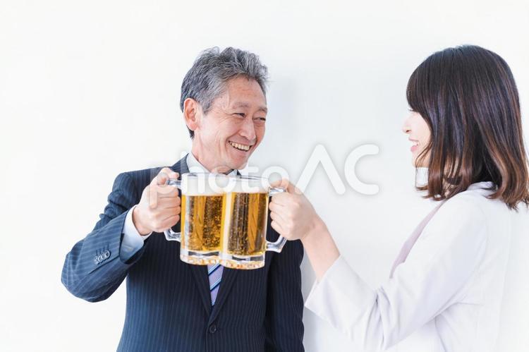 上司と乾杯をする女性社員 ビジネス,仕事,居酒屋の写真素材