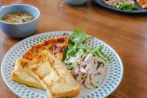 洋風朝食プレート 洋風朝食プレート フレンチトースト,サラダチキン,朝食の写真素材