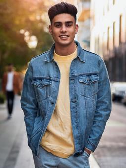 男性ファッションスナップ写真の写真