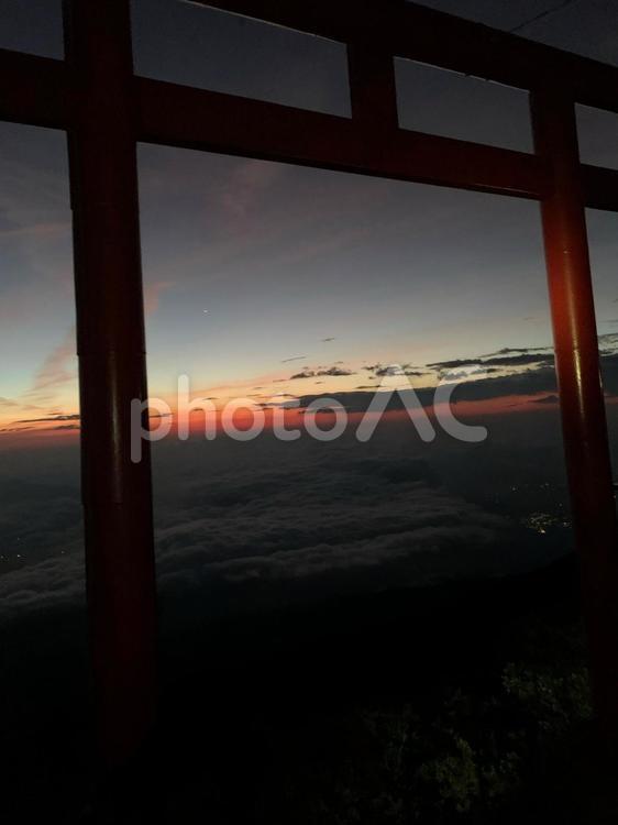 山小屋から望む日の出前の雲海 富士山,山小屋,夜明けの写真素材