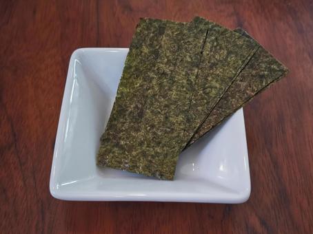 朝食用の海苔と小皿 朝食用の海苔と小皿 海苔,のり,小皿の写真素材