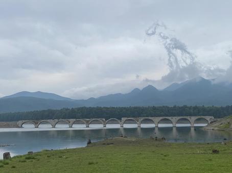 曇りとタウシュベツ川橋梁跡 曇りとタウシュベツ川橋梁跡の写真