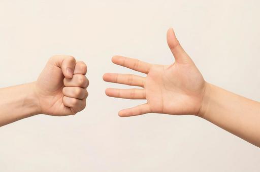 じゃんけんでグーとパーを出す手・手の動き じゃんけんでグーとパーを出す手・手の動きの写真