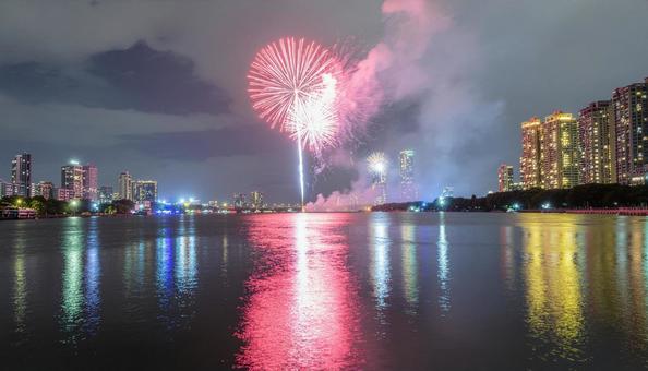 川 打ち上げ花火 夏 川 打ち上げ花火 夏の写真