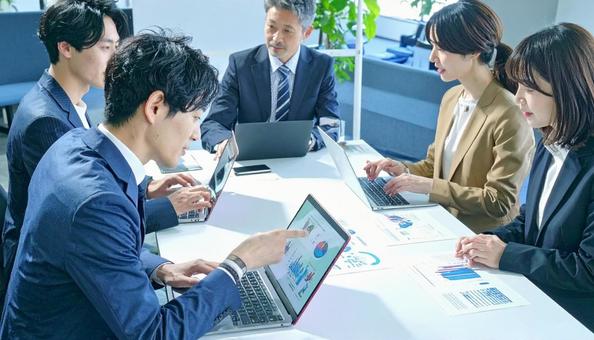 テーブルを囲んで会議するビジネスパーソン テーブルを囲んで会議するビジネスパーソンの写真