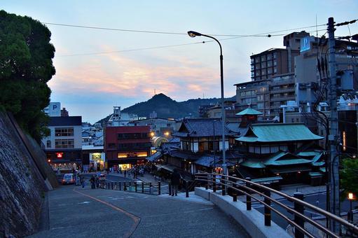 ゴールデンウィークの道後温泉夕景 ゴールデンウィークの道後温泉夕景 道後温泉,本館,道後の写真素材