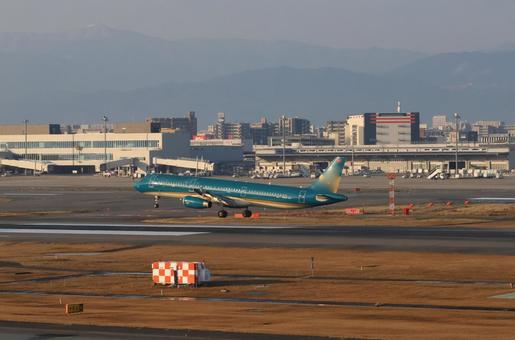 福岡空港、朝の着陸シーン 福岡空港、朝の着陸シーンの写真
