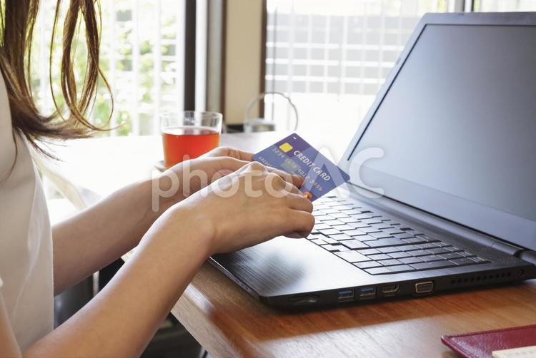 支払い管理に悩む女性の手元 クレジットカード,クレカ,オンライン決済の写真素材