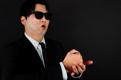 サングラス男性のジェスチャー 男性,サングラス,黒服の写真素材