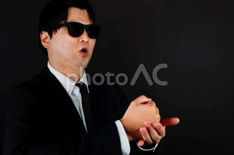 サングラス男性のジェスチャー 男性,サングラス,黒服の写真素材