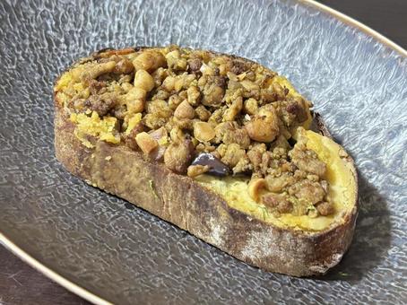 キーマカレーのタルティーヌ キーマカレーのタルティーヌの写真