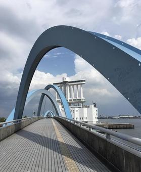 ポートブリッジと名古屋海洋博物館の写真