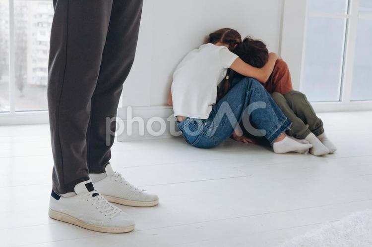 抱き合って泣いている姉弟と足元 姉弟,子供,3人の写真素材