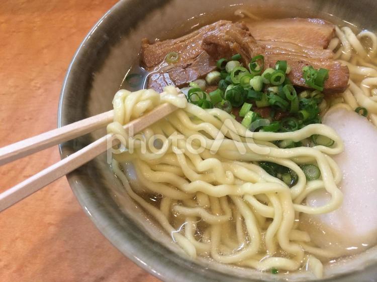 平打ち縮れ麺、沖縄そばの麺リフト 麺リフト,平打ち麺,縮れ麺の写真素材