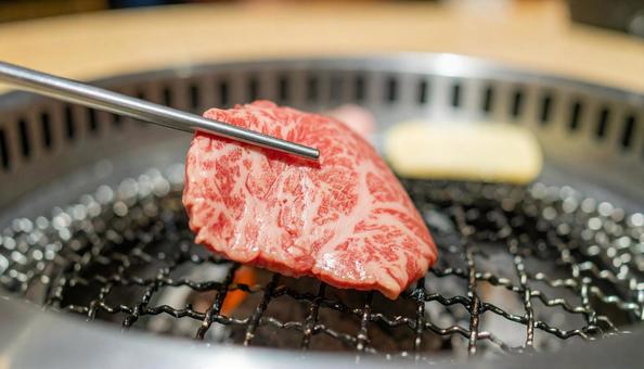 焼肉を炭火で焼く 焼肉を炭火で焼くの写真
