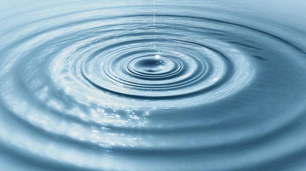 水面の波紋と光の写真