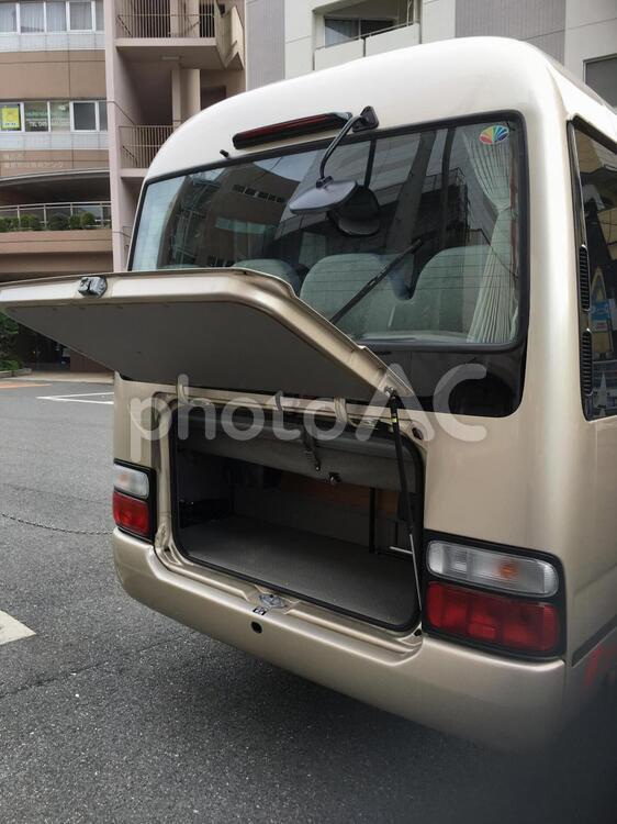 マイクロバスの後部　荷物入れ バス,ドア,扉の写真素材