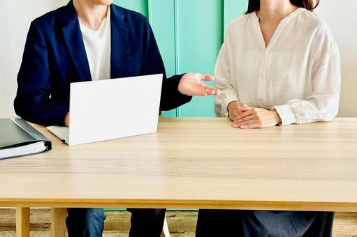 女性に説明する営業マン 女性に説明する営業マンの写真