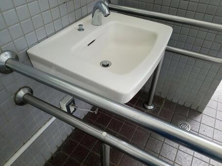 公衆トイレの手すりのある洗面台 洗面台,手洗い,蛇口の写真素材