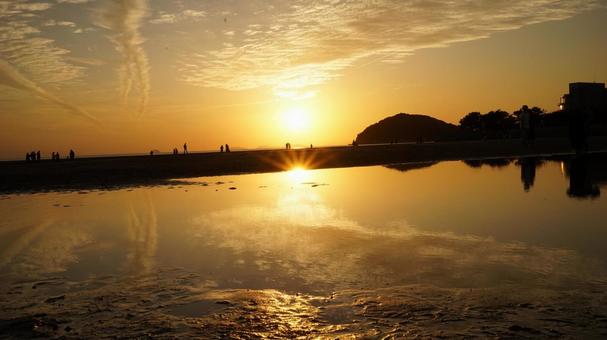 Sunset and silhouette reflected on Chichibugahama Beach, JPG