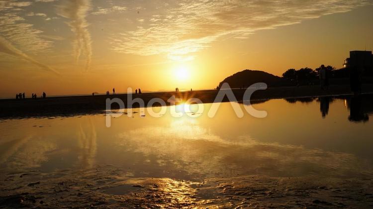 父母ヶ浜に映る夕焼けとシルエット 父母ヶ浜,夕焼け,夕日の写真素材