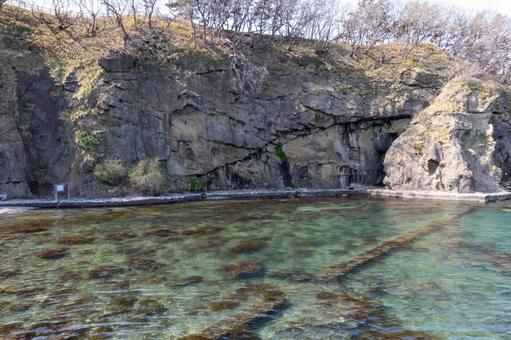 江差カモメ島の井戸付近の岩と海 江差カモメ島の井戸付近の岩と海 道南,江差,かもめの遊歩道の写真素材