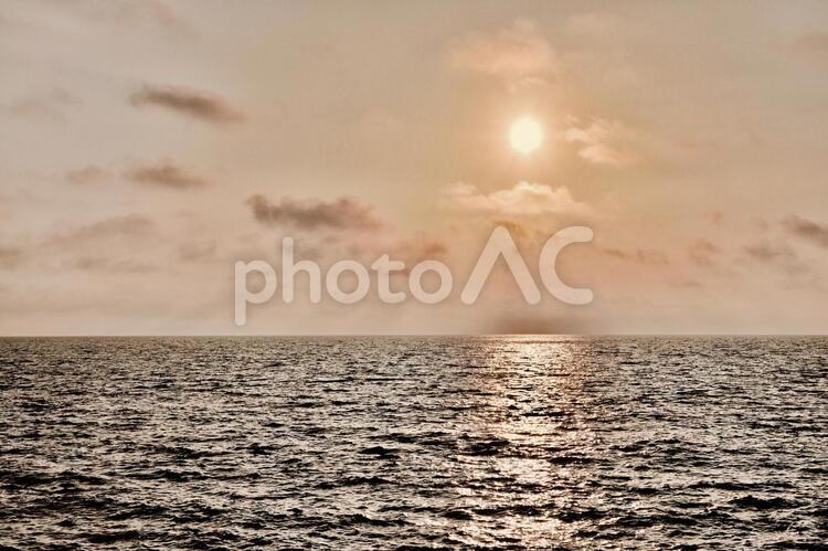 夕暮れの海と空 夕暮れ,波,海の写真素材