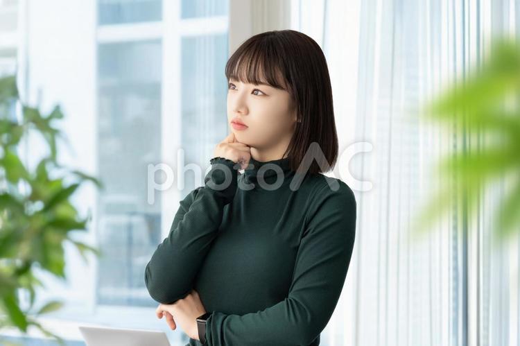考えごとをする若い女性・ビジネスウーマン 女性,ビジネス,考えるの写真素材
