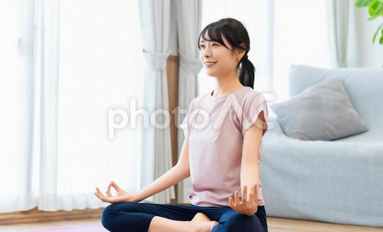 自宅のリビングでヨガをする女性 女性,ヨガ,ストレッチの写真素材