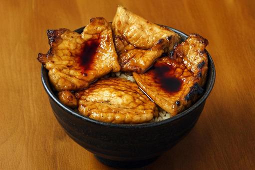 北海道名物、炭火焼の香ばしい豚丼 北海道名物、炭火焼の香ばしい豚丼の写真