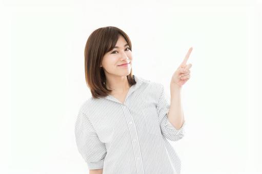 若い女性 指差し 若い女性 指差し 女性,人物,日本人の写真素材