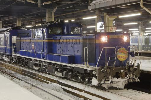 札幌駅に停車する寝台急行、はまなす号 jr,寝台急行,はまなすの写真素材
