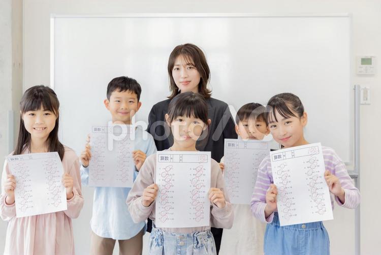 テストで満点を取った小学生と塾の講師 小学生,先生,テストの写真素材