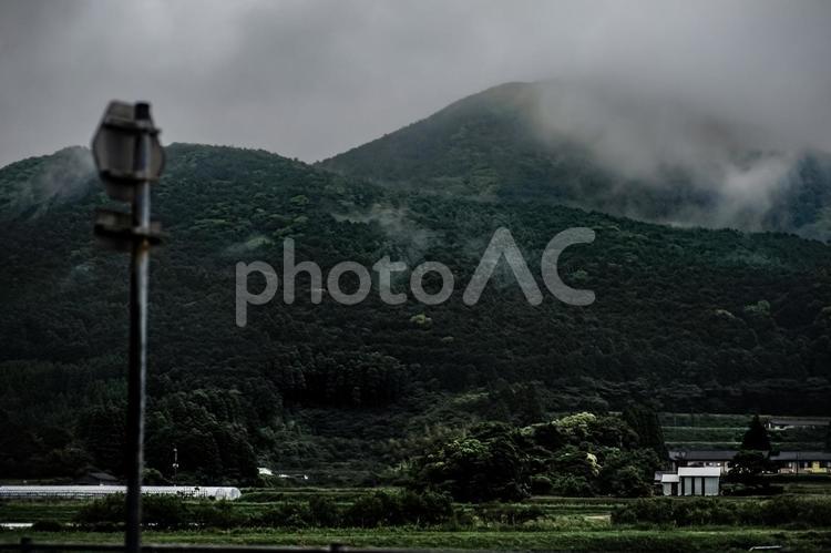 ＜五島風景＞梅雨の雨で霧が出た風景と道路 梅雨,夕立ち,雨の写真素材