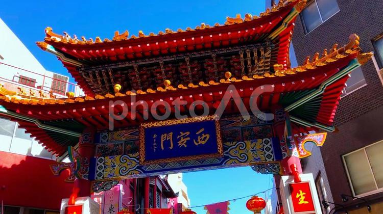 冬の兵庫・神戸中華街「南京町」の西安門（西側入口） 冬,神戸,中華街の写真素材