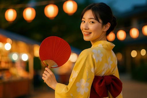 浴衣女性団扇振り返り 浴衣女性団扇振り返りの写真