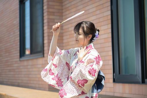 日を遮る浴衣女性 日を遮る浴衣女性 猛暑,浴衣,和装の写真素材