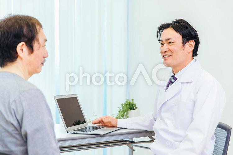 診察する男性医師 医者,医師,ドクターの写真素材