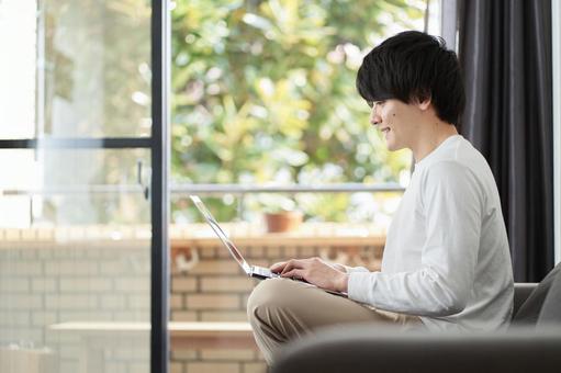 A man using a computer in his living room, नोटबुक पीसी, आदमी, जीवित, JPG