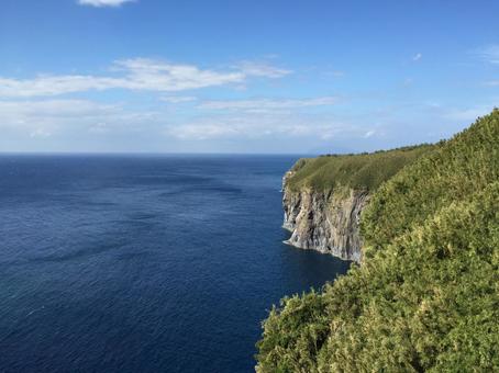 薩摩硫黄島(三島村)の断崖と広大な海 薩摩硫黄島(三島村)の断崖と広大な海の写真