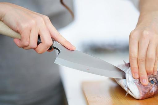 魚のエラを持ち調理する人の手 魚のエラを持ち調理する人の手 魚,捌く,エラの写真素材