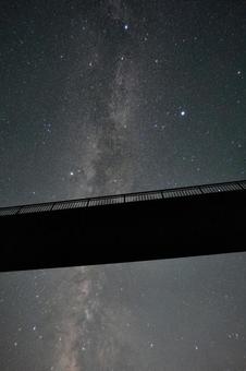 橋に架かる天の川 橋に架かる天の川 夜空,夜景,天体の写真素材