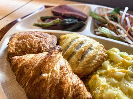 ビジネスホテルの朝食バイキング 朝食,クロワッサン,パンの写真素材