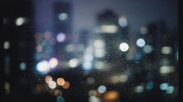 雨の夜の窓と光の写真