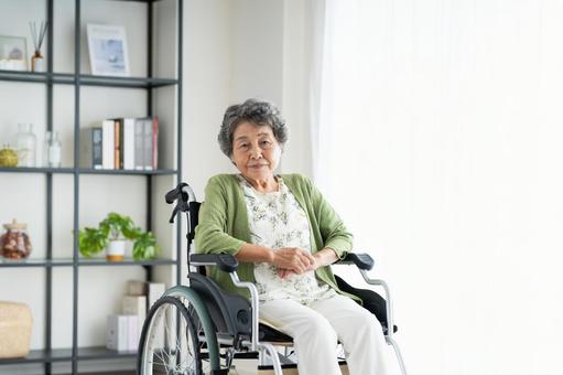 車椅子のシニアの女性 介護,車椅子,シニアの写真素材