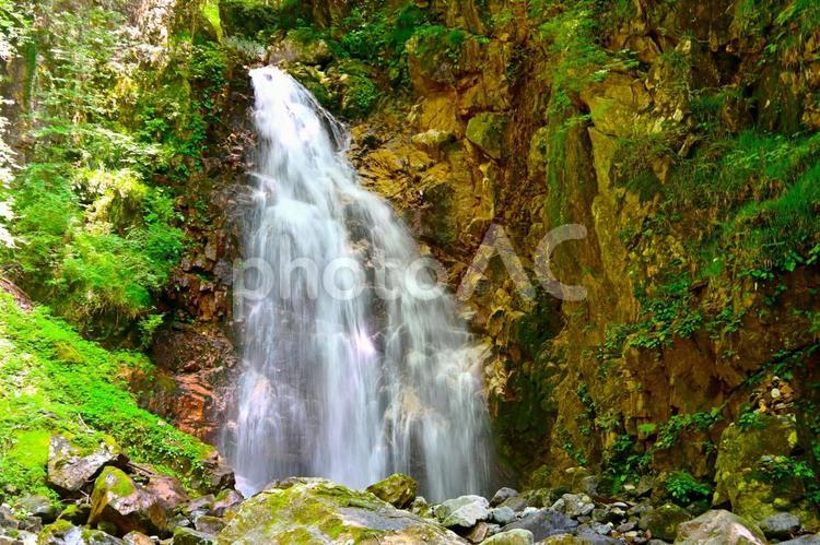 流れ落ちる水が綺麗な夏の乗政大滝 乗政大滝,滝,水の写真素材
