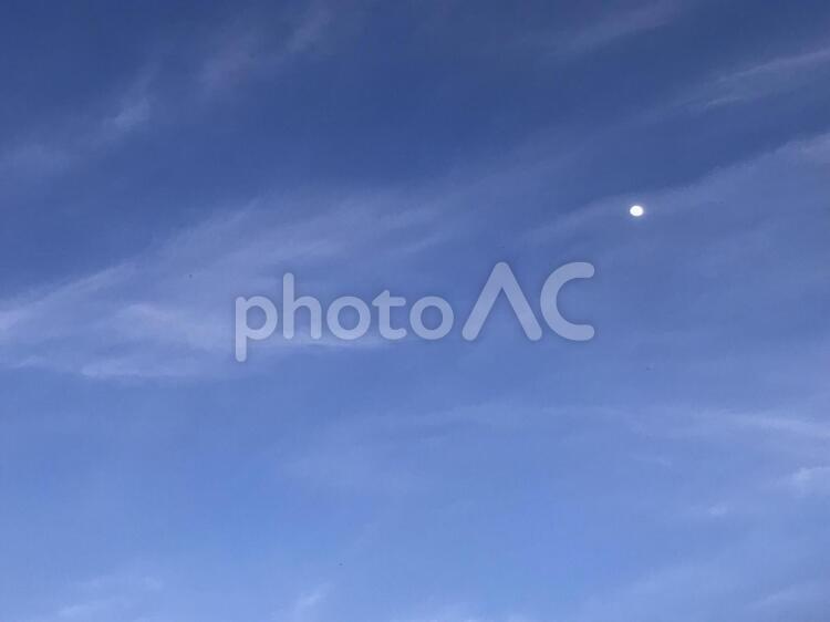 月の出ている空 空,自然,晴れの写真素材