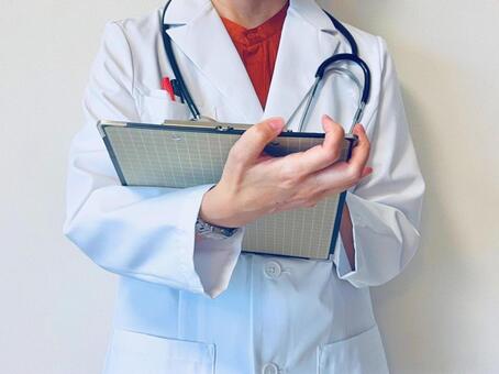 カルテに記入する女医 カルテ,女医,クリップボードの写真素材